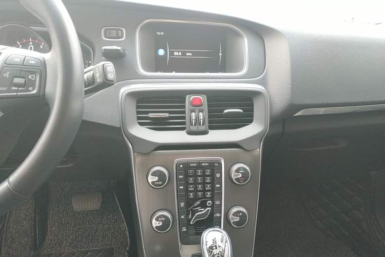 Used Volvo V40 2016 T3 Zhiyi Edition
