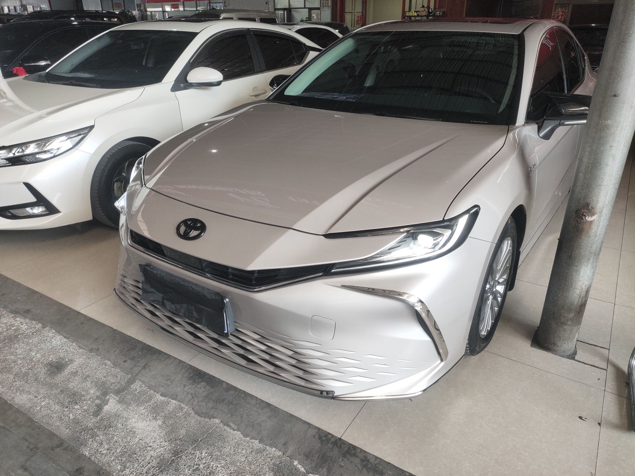 Под передней частью автомобиля