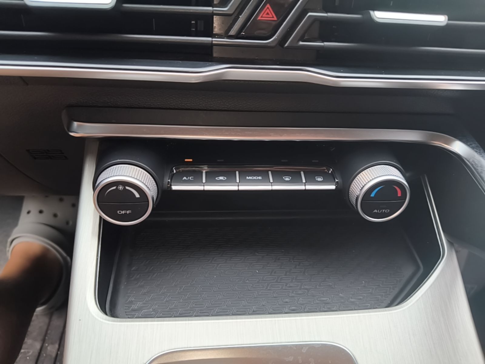 Geely Auto Coolray 2023 1.5T DCT Platinum Edition — снимка 17
