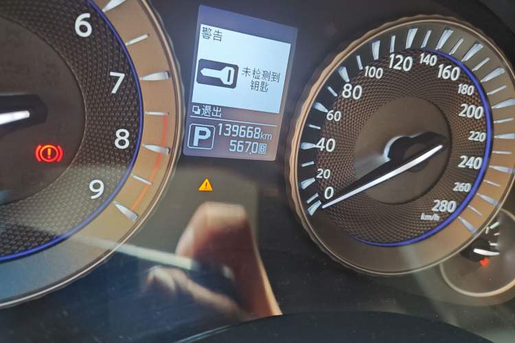 Used Infiniti Q70 2015 Q70L 2.5L Elite Edition Odometer Close Up