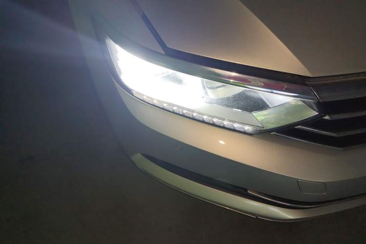 Used Volkswagen Magotan 2018 Facelift 330TSI DSG Luxury Model Right Front Headlight