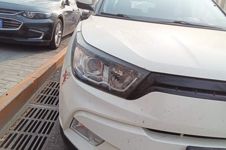 Used SsangYong Tivolan 2015 1.6L Automatic Two-Wheel Drive ZhiShang Edition Right Front Headlight