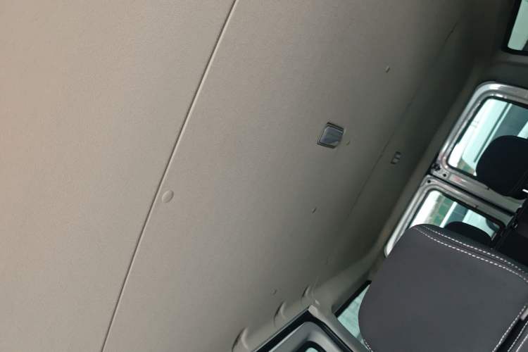 Used SAIC MAXUS Xintu V80 2024 Facelift Aoyuntong 6AMT Short Wheelbase Ultra-Low Roof 147 Ps 5/6 Seats Headliner