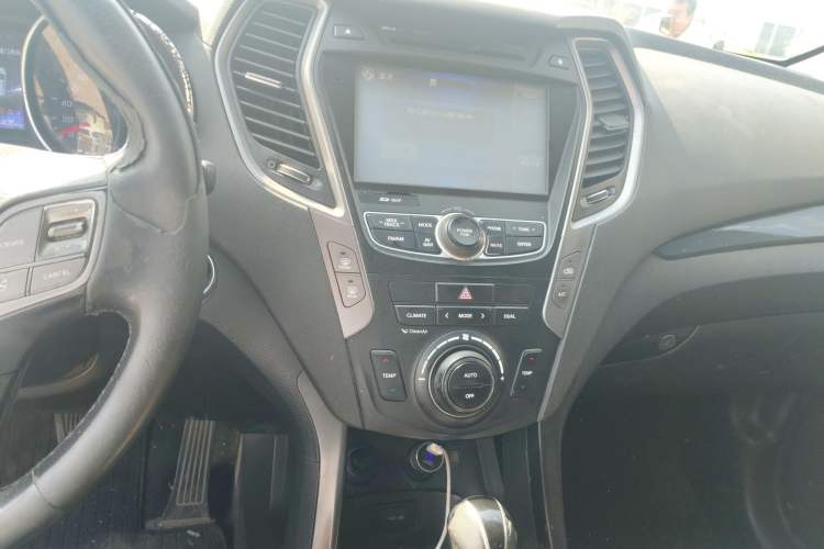 Used Hyundai Santa Fe 2015 2.4L Automatic Two-Wheel Drive Smart Version 5 Seats Audio And AC Panel