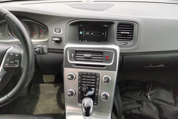 Used Volvo S60 2015 S60L 2.0T Zhiyuan Edition
