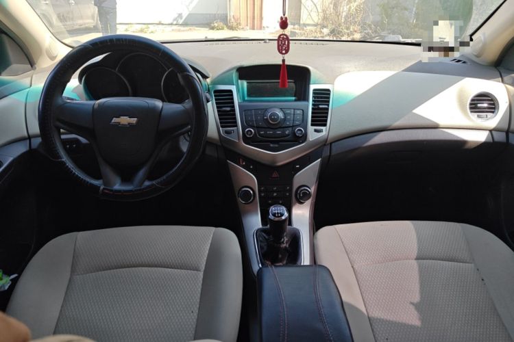 Used Chevrolet Cruze 2015 1.5L Classic SL MT Center Console