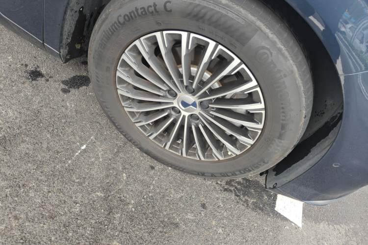 Used Denza D9 2022 DM-i 970 Four-Wheel Drive Flagship Model Right Front Wheel Hub