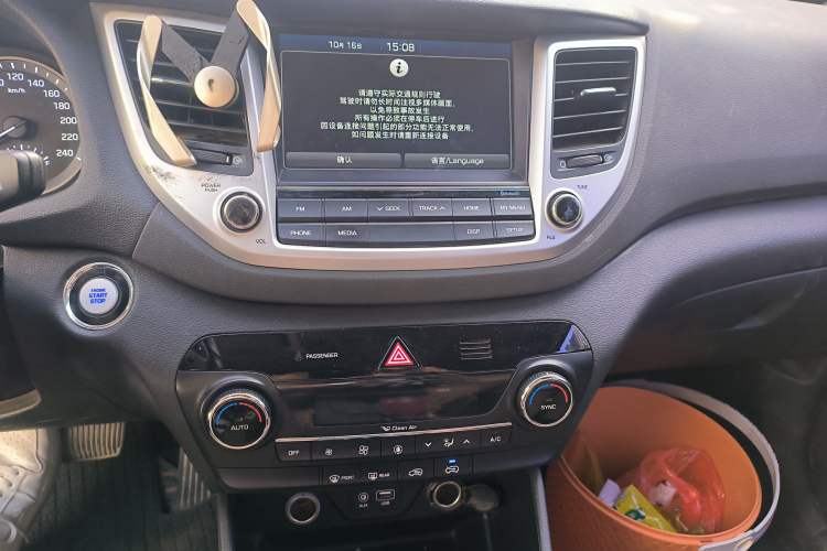 Used Hyundai Tucson 2015 1.6T Dual-Clutch Two-Wheel-Drive Smart Model Audio And AC Panel