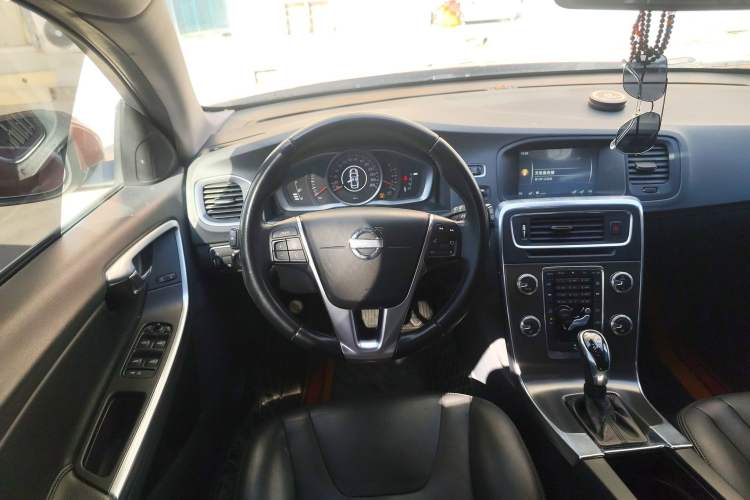 Used Volvo V60 2015 T5 Zhiyi Edition
