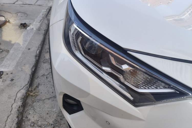 Used Toyota RAV4 2020 Dual-Motor 2.5L E-CVT Four-Wheel Drive Flagship Edition Right Front Headlight