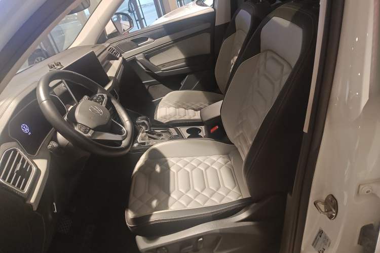 Used Volkswagen Tayron 2023 300TSI Two-Wheel-Drive Luxury Plus Advanced Edition Left Front Seat