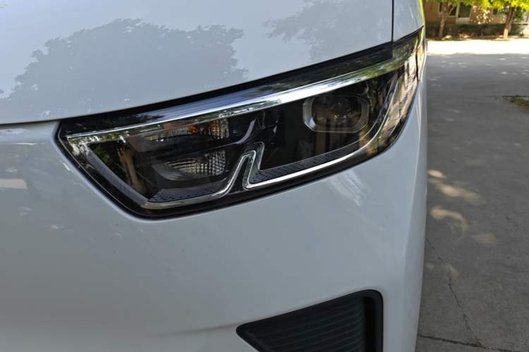 Used Wuling Yangguang 2024 300KM Comfort Version Passenger Van 75kW
