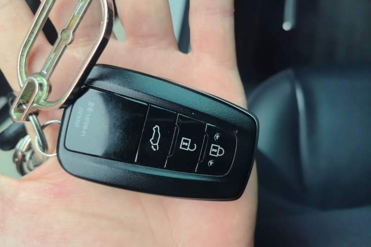 Used Toyota Highlander 2022 Dual-Engine 2.5L Four-Wheel Drive Prestige Version 7 Seats Vehicle Key