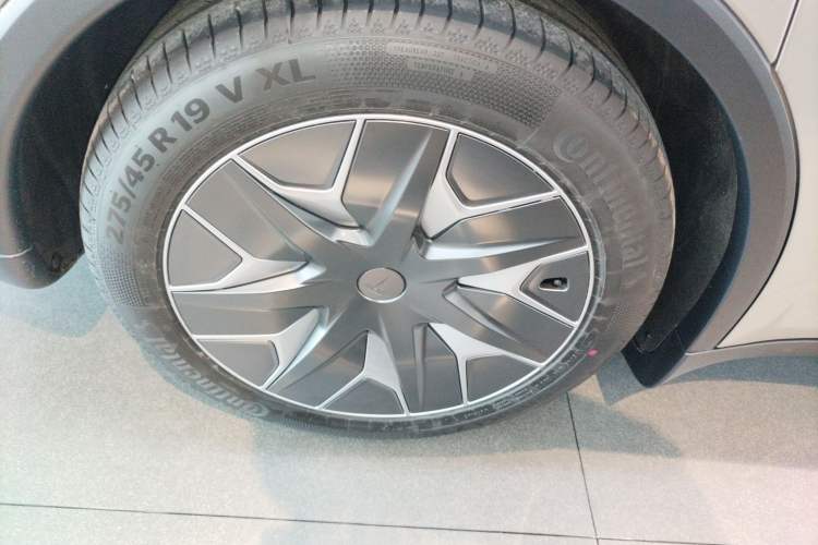 Used Tesla Model Y L 2025 Model Long-Range All-Wheel-Drive Version