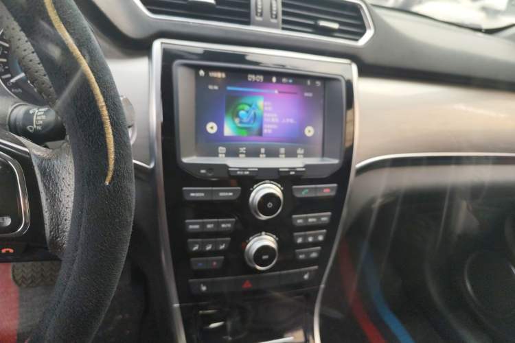 Used Haval H2 2015 1.5T Automatic Two-Wheel Drive Elite Edition Audio And AC Panel