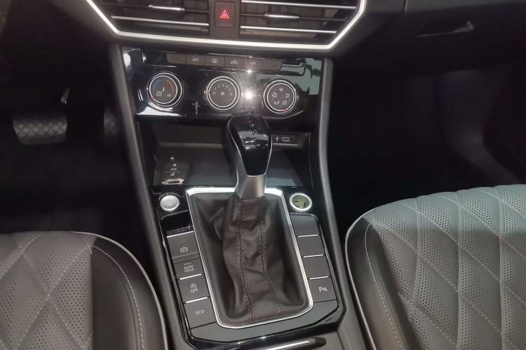 Used Volkswagen Sagitar 2023 300TSI DSG Excellence Edition Gear Lever