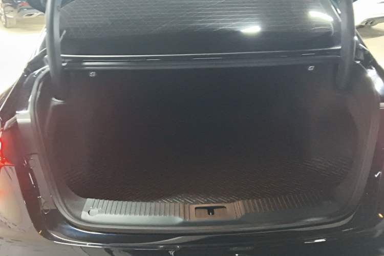 Used Hongqi H5 2025 2.0T Automatic Flag Edition – 500 000 Units Commemorative Version Trunk