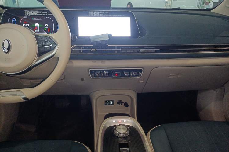 Used ORA Good Cat 2022 400km Standard Range Premium Version Lithium-Ion Battery Audio And AC Panel