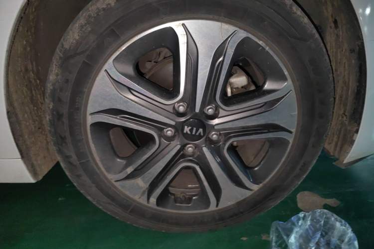 Used Kia K5 New Energy 2018 2.0L ZhiZun Edition Right Front Wheel Hub