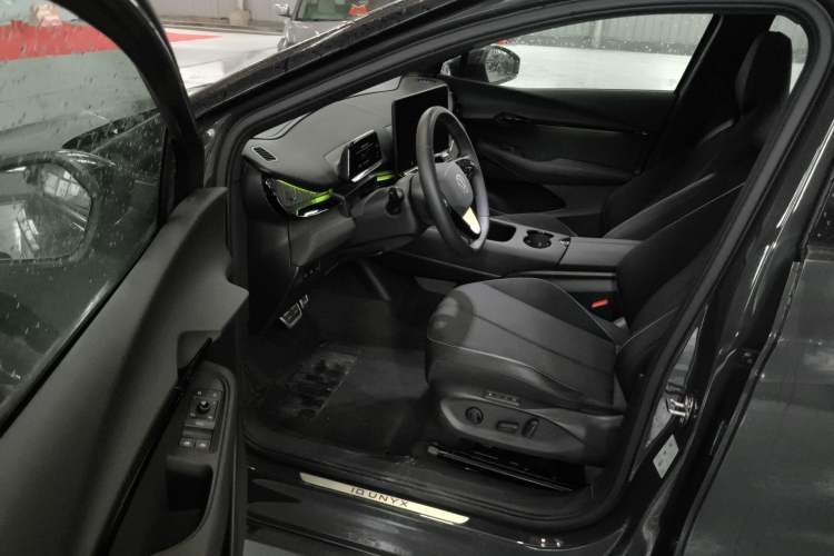 Used Volkswagen ID.UNYX 2024 Pro Long-Range Version
