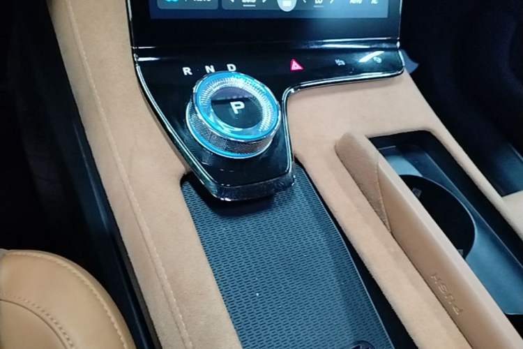 Used VOYAH PASSION 2024 PHEV Four-Wheel Drive Ultra-Long Range Flagship Model
