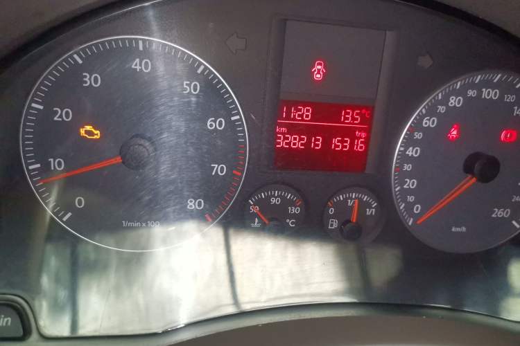 Used Volkswagen Sagitar 2009 1.6L Manual Fashion Model with Leather Interior