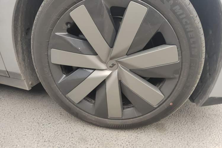 Used Li Auto i6 2025 Model Four-Wheel-Drive Standard Type
