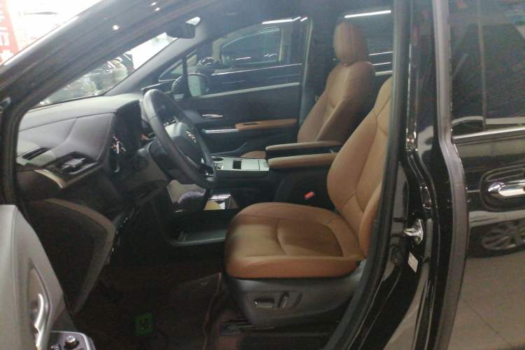 Used Toyota Sienna 2026 Model 2.5L Dual-Engine Four-Wheel-Drive Premium Edition