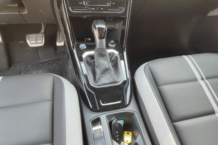 Used Volkswagen T-ROC 2023 300TSI DSG Two-Wheel Drive Starlight Edition