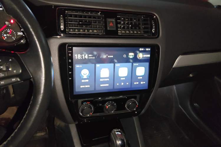 Used Volkswagen Sagitar 2018 280TSI DSG Ignite Edition Audio And AC Panel