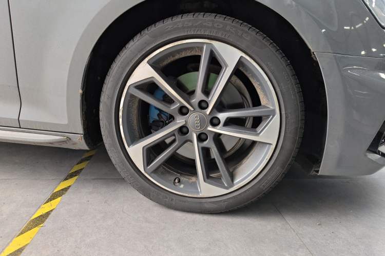 Used Audi A4L 2018 30th Anniversary Edition 40 TFSI Fashion Model Right Front Wheel Hub