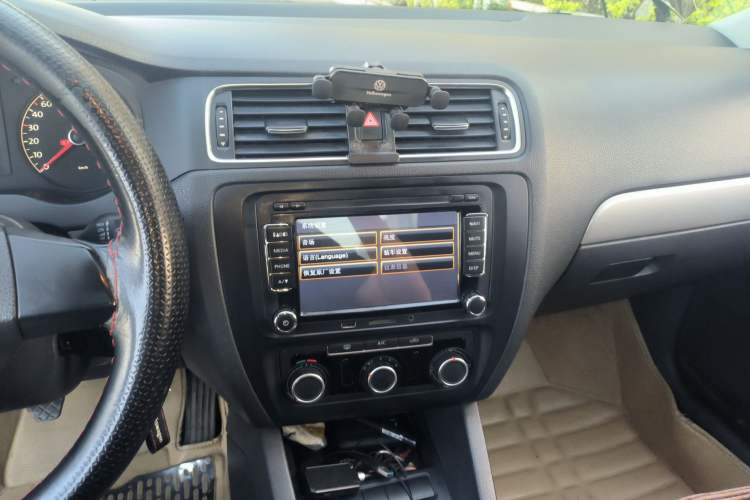 Used Volkswagen Sagitar 2014 Revised Version 1.6L Manual Comfort Edition Audio And AC Panel