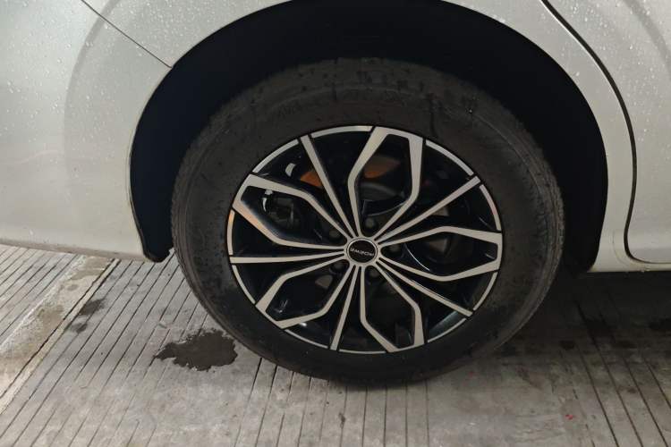 Used Roewe iMAX8 New Energy 2025 1.5T DMH Lu Zun Deluxe Edition Right Rear Wheel Hub