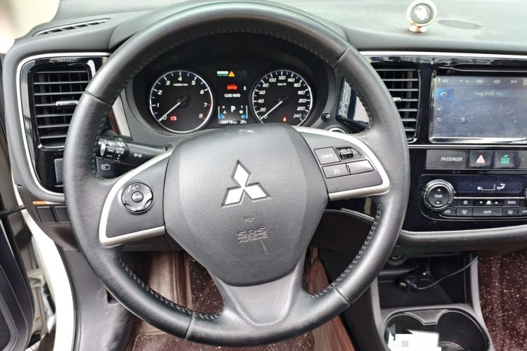 Used Mitsubishi Outlander 2014 2.4L 4x4 Deluxe Value Edition 5 Seats Steering Wheel