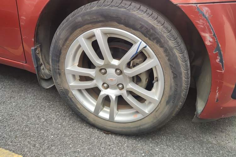 Used Chevrolet Aveo Sonic 2011 Hatchback 1.6L MT SX Right Front Wheel Hub