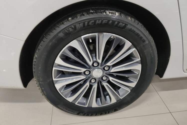 Used Buick GL8 2023 ES Lu Zun Flagship Model Right Rear Wheel Hub