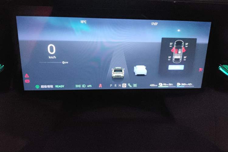 Used Lynk & Co 08 EM-P 2025 220 km All-Wheel-Drive Performance Halo
