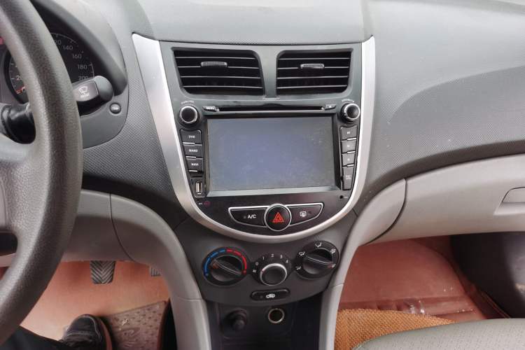 Used Hyundai Verna (older generation) 2014 1.4L Manual Smart GLS Trim Audio And AC Panel