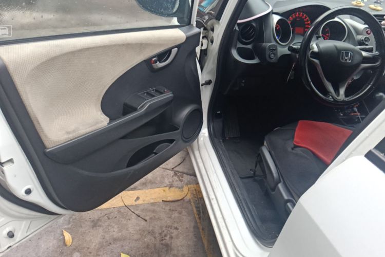 Used Honda Fit 2011 1.3L automatic comfort version
