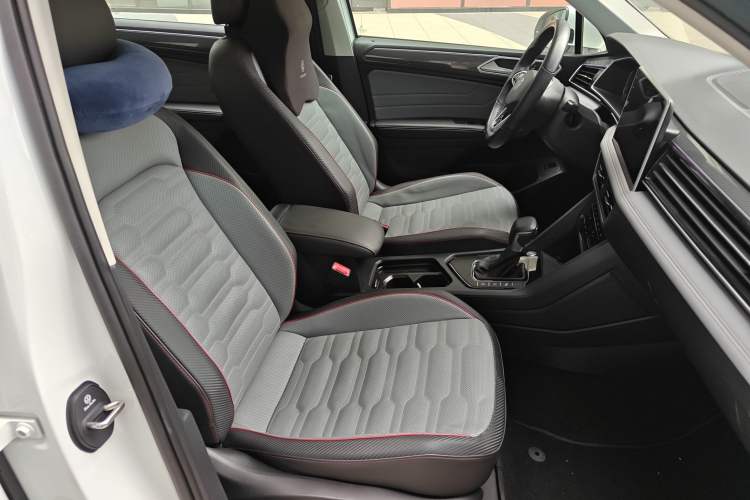 Used Volkswagen Tiguan L 2023 330TSI Automatic Two-Wheel Drive R-Line Flagship Edition Right Front Seat