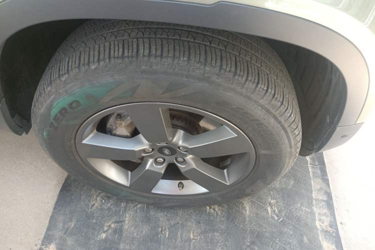 Used Land Rover Defender 2021 90 P400 Classic Reproduction Edition Right Front Wheel Hub