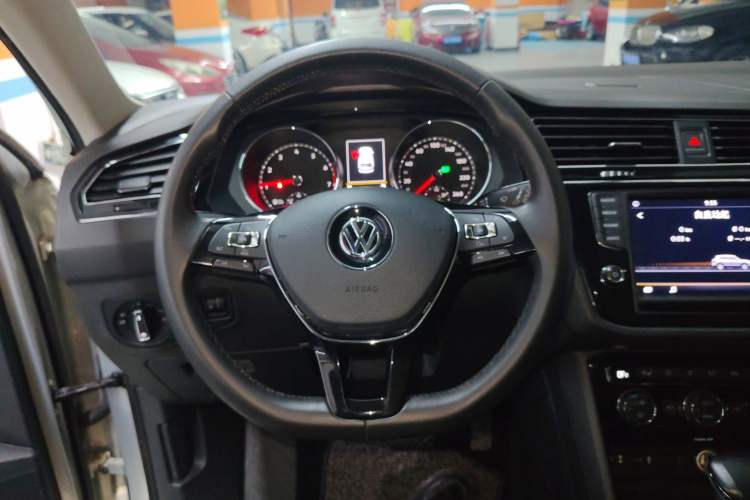 Used Volkswagen Tiguan L 2018 330TSI Automatic Two-Wheel Drive Luxury Edition Steering Wheel