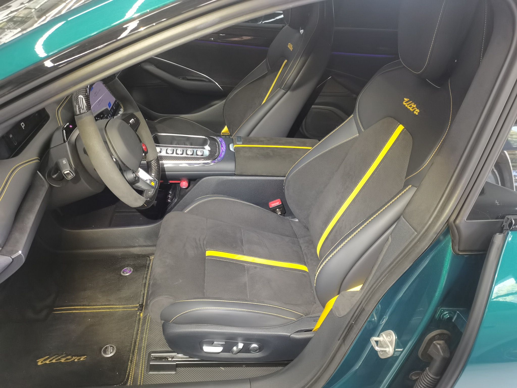 المقاعد الأمامية داخل السيارة