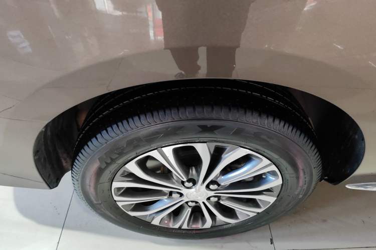 Used Buick GL8 2023 Facelifted Land Cruiser Executive Luxury Version
