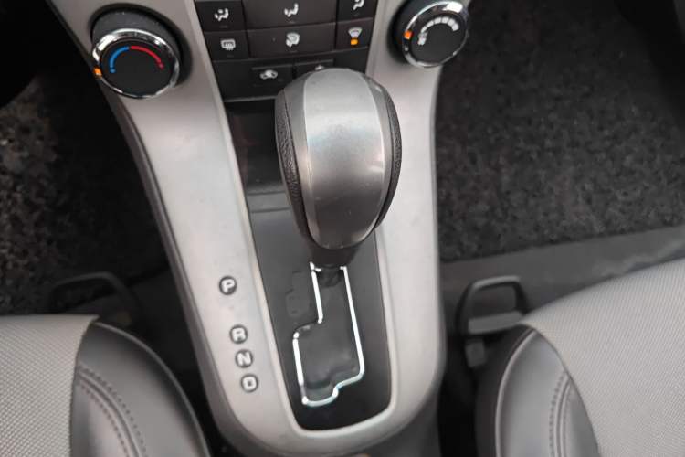 Used Chevrolet Cruze 2013 1.8L SE AT Gear Lever