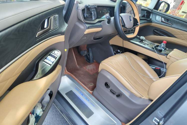 Used Denza D9 2022 DM-i 1040 Prestige Model
