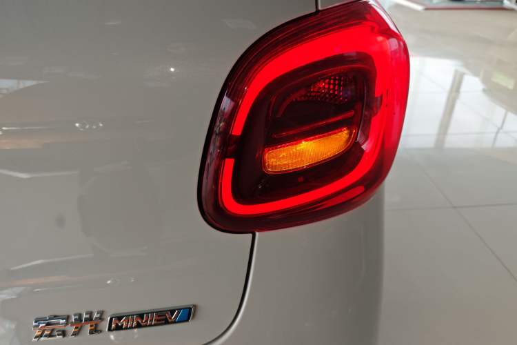 Used Wuling Hongguang MINIEV 2025 Four-Door Version Advanced Edition Right Rear Taillight