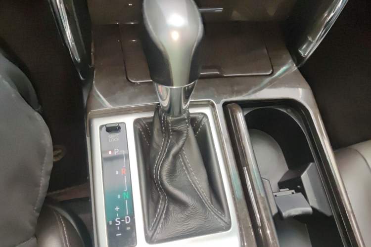 Used Toyota Reiz 2013 2.5V Elite Edition Gear Lever