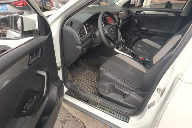 Used Volkswagen T-ROC 2019 230TSI DSG Two-Wheel-Drive Advanced Version China VI Standard Driver Seat