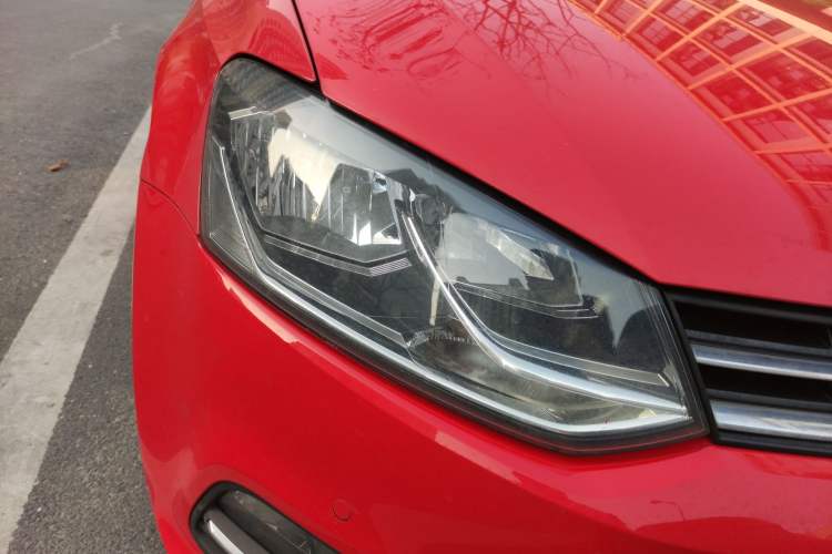 Used Volkswagen Polo 2016 1.6L Automatic Luxury Model Right Front Headlight